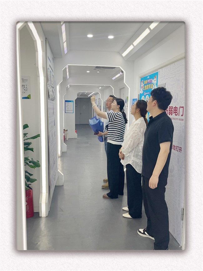 中国计算机学会上海副主席丁炎一行莅临小码王上海校区参观调研(图2) 中国计算机学会上海副主席丁炎一行莅临小码王上海校区参观调研(图2)