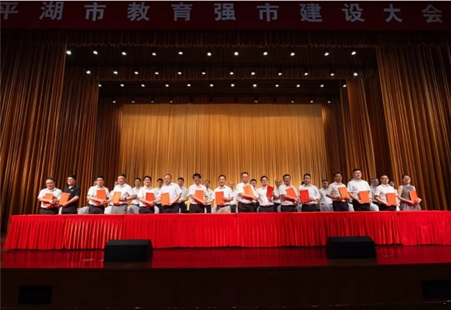 小码王与平湖教育局达成战略合作,共筑信息学创新人才培养新高地(图1) 小码王与平湖教育局达成战略合作,共筑信息学创新人才培养新高地(图1)