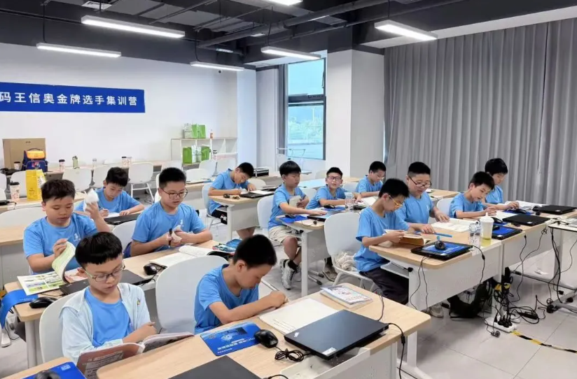 小码王全国校区暖心送考,千余名CSP考生逐梦信奥赛场(图13) 小码王全国校区暖心送考,千余名CSP考生逐梦信奥赛场(图13)