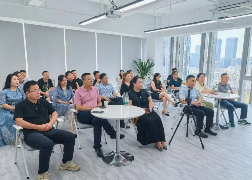 小码王创始人王江有受邀出席杭州市江山商会活动,畅谈创业管理与未来教育(图4) 小码王创始人王江有受邀出席杭州市江山商会活动,畅谈创业管理与未来教育(图4)