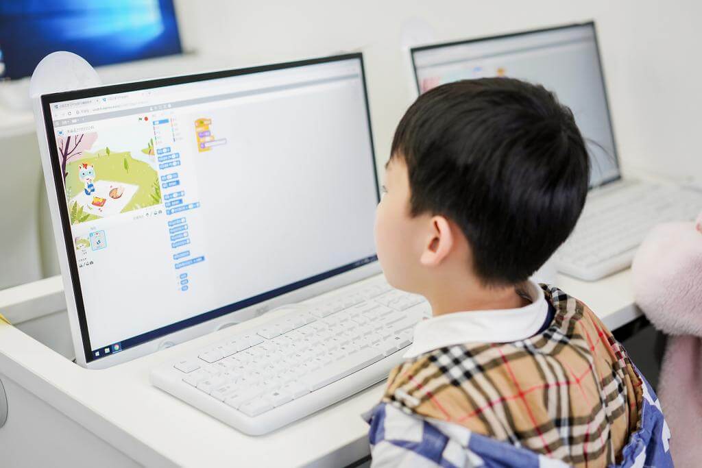 RO.jpg 机器人编程和少儿编程是一样的吗?主要学什么内容?(图2)