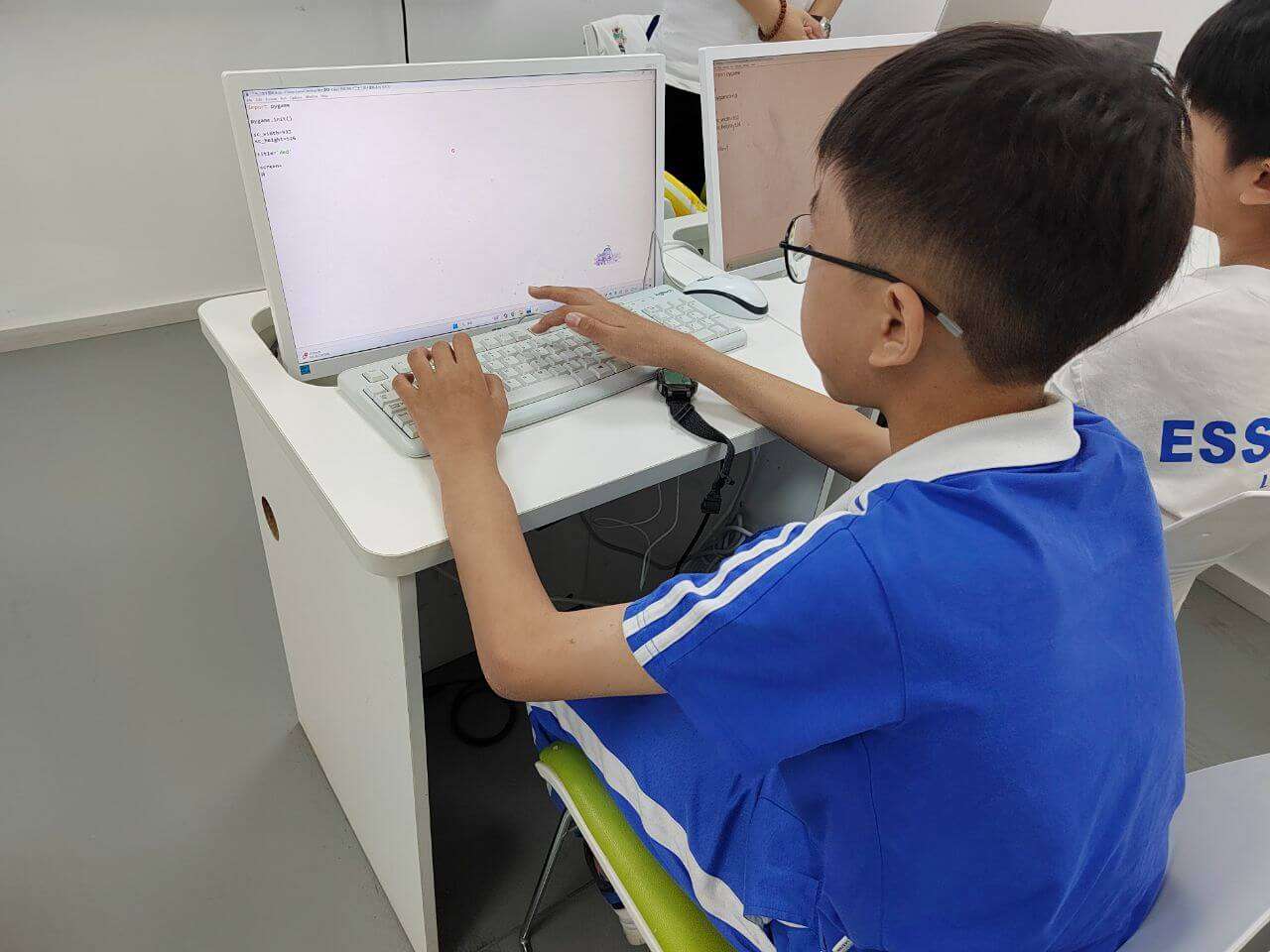 孩子信奥C++编程怎么学?学信奥C++竞赛获奖含金量高吗?(图2) 孩子信奥C++编程怎么学?学信奥C++竞赛获奖含金量高吗?(图2)