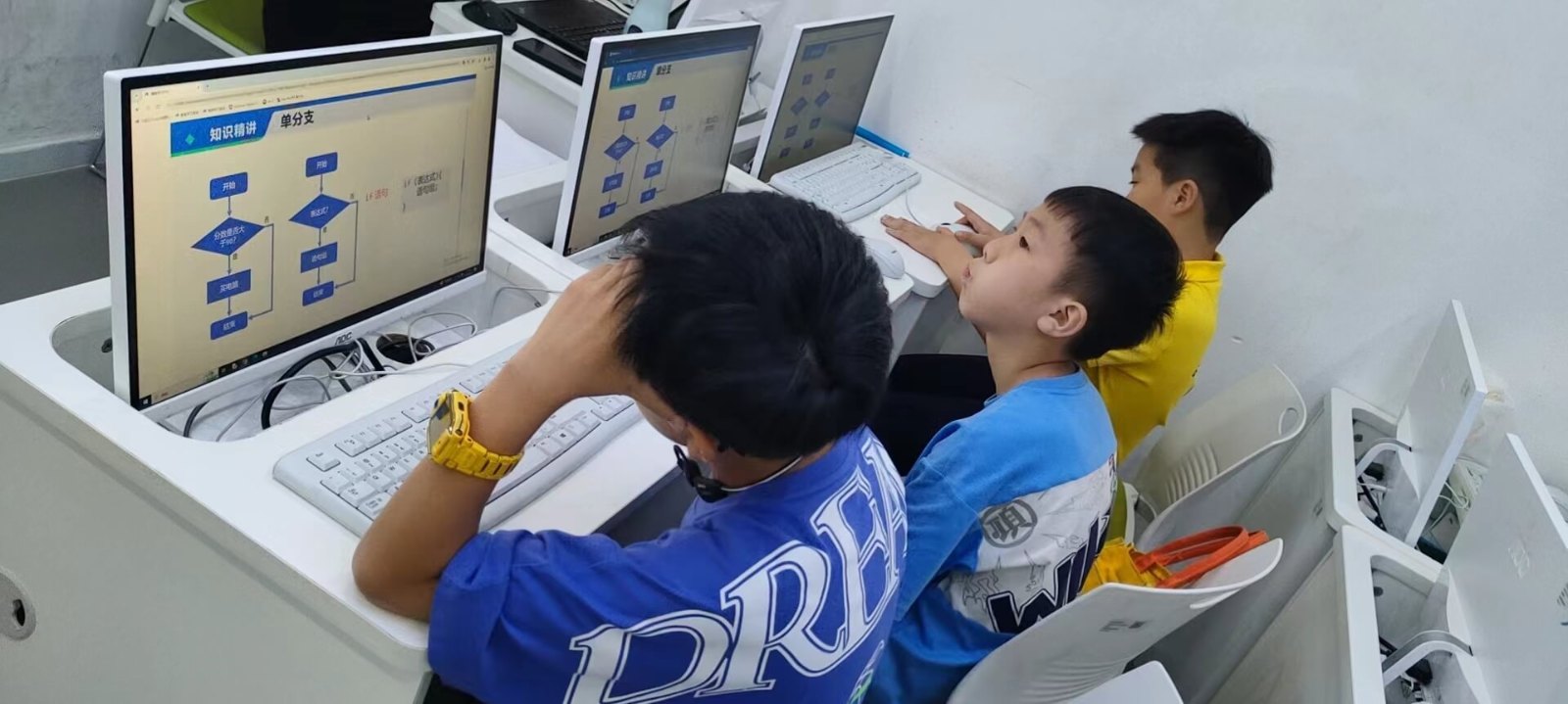 孩子坐不住学编程有用吗?别急着否定,这可能是培养专注力的最好机会(图3) 孩子坐不住学编程有用吗?别急着否定,这可能是培养专注力的最好机会(图3)