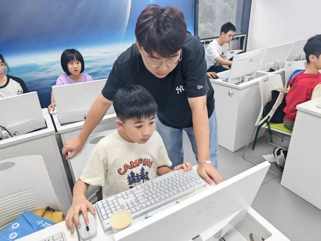 多走一步——小码王郭昌隆:把编程教育,走成一场温暖的陪伴(图4) 多走一步——小码王郭昌隆:把编程教育,走成一场温暖的陪伴(图4)