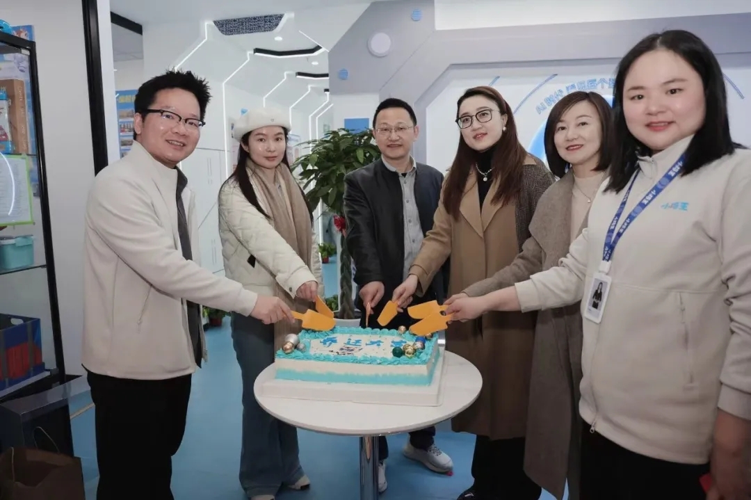 小码王清江苏宁校区盛大开业!AI 时代筑梦南京少年编程未来(图6) cb1d24f898848b4854976c6a5229fc3c_640_wx_fmt=jpeg&from=appmsg&tp=webp&wxfrom=10005&wx_lazy=1#imgIndex=6.webp