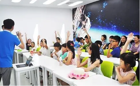 女生可以学习编程吗?在小码王有适合的课程吗?(图1) 女生可以学习编程吗?在小码王有适合的课程吗?
