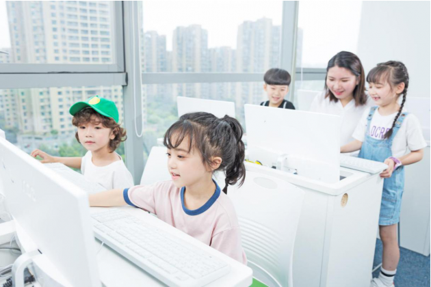女生可以学习编程吗?在小码王有适合的课程吗?(图2) 女生可以学习编程吗?在小码王有适合的课程吗?