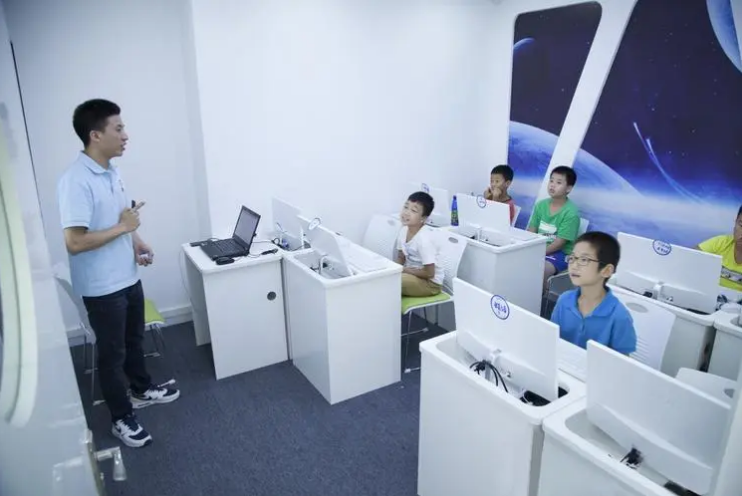 编程课适合多大孩子学?少儿编程课怎么收费?(图1) 编程课适合多大孩子学?少儿编程课怎么收费?