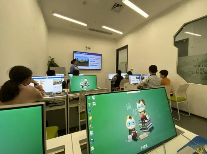少儿编程是什么?学编程前家长必须要知道的几件事!(图1) 少儿编程是什么?学编程前家长必须要知道的几件事!(图1)