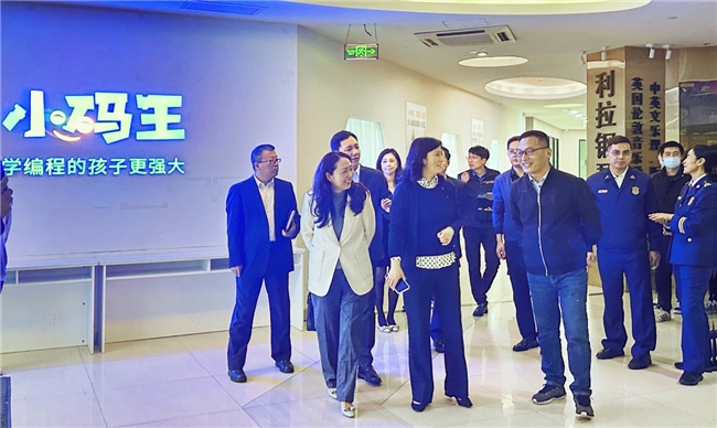 深圳市政府副秘书长吴筠一行调研走访小码王(图1) 深圳市政府副秘书长吴筠一行调研走访小码王(图1)