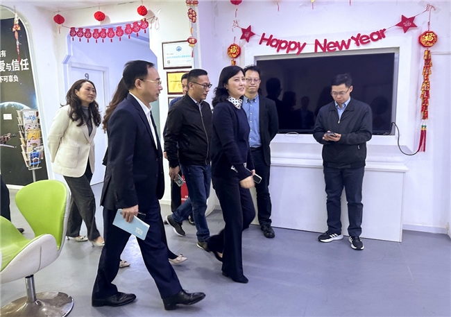 深圳市政府副秘书长吴筠一行调研走访小码王(图2) 深圳市政府副秘书长吴筠一行调研走访小码王(图2)