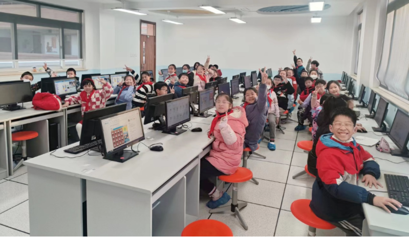 做好科学教育加法,红旗小学携手小码王推动科学教育发展新篇(图1) 做好科学教育加法,红旗小学携手小码王推动科学教育发展新篇(图1)