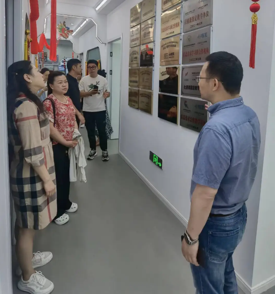 民进贵阳市委调研组走进小码王,助推科学教育事业高质量发展!(图3) 民进贵阳市委调研组走进小码王,助推科学教育事业高质量发展!(图3)