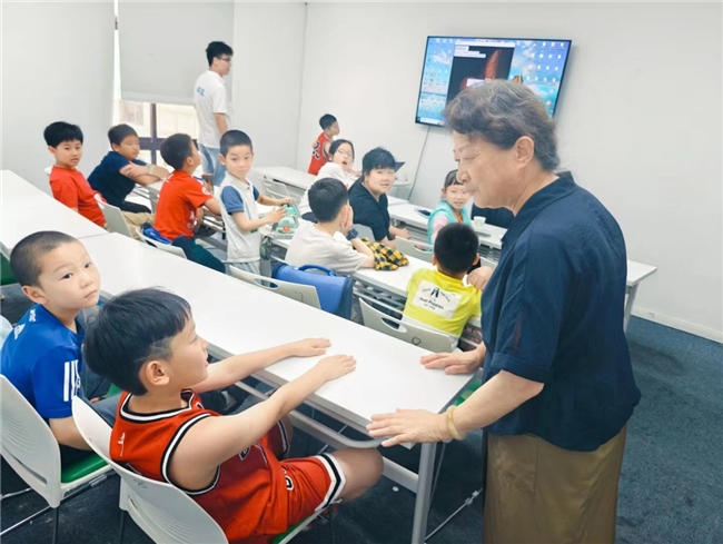 上海市儿童基金会副理事长史秋琴一行莅临小码王,共话“安心暑托班”公益情怀(图2) 上海市儿童基金会副理事长史秋琴一行莅临小码王,共话“安心暑托班”公益情怀(图2)