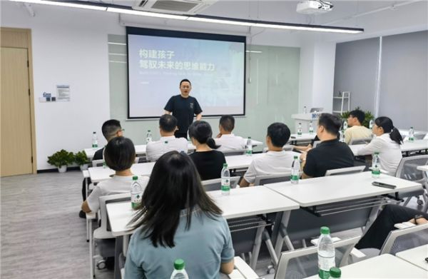 杭商学堂2023级跨班交流活动走进小码王:共话成长与创新,探索未来教育之路(图3) 杭商学堂2023级跨班交流活动走进小码王:共话成长与创新,探索未来教育之路(图3)